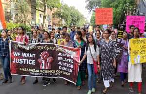 কলকাতা বিশ্ববিদ্যালয়ের প্রফেসরসহ ছাত্র-ছাত্রী, অভয়ার ন্যায় বিচারের জন্য মহামিছিল
