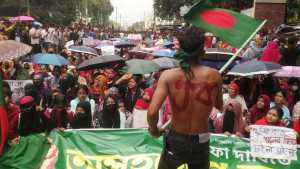 আন্দোলন থেকে সন্তান ফিরেছে সুস্থ শরীরে, কিন্তু মনের আঘাত কি সেরেছে?
