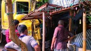 নিয়ন্ত্রণ হারিয়ে দোকানের মধ্যে ট্রাক, ঘটনাস্থলে ১ জনের মৃত্যু