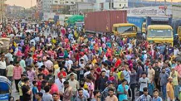 বকেয়া বেতনের দাবিতে ঢাকা-ময়মনসিংহ মহাসড়ক অবরোধ