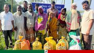 কাউনিয়ায় বন্যায় ক্ষতিগ্রস্ত পরিবারের মাঝে খাদ্য সামগ্রী বিতরণ
